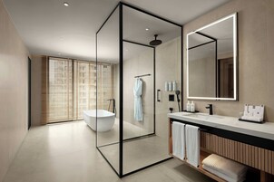 Suite ejecutiva, 1 cama de matrimonio grande con sofá cama, vistas a la ciudad | Baño | Cabezal de ducha tipo lluvia, secador de pelo, albornoces y zapatillas
