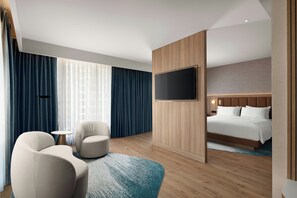 Suite, 1 Tempat Tidur King dengan tempat tidur Sofa, pemandangan kota | Seprai Frette Italia, seprai premium, minibar, dan brankas
