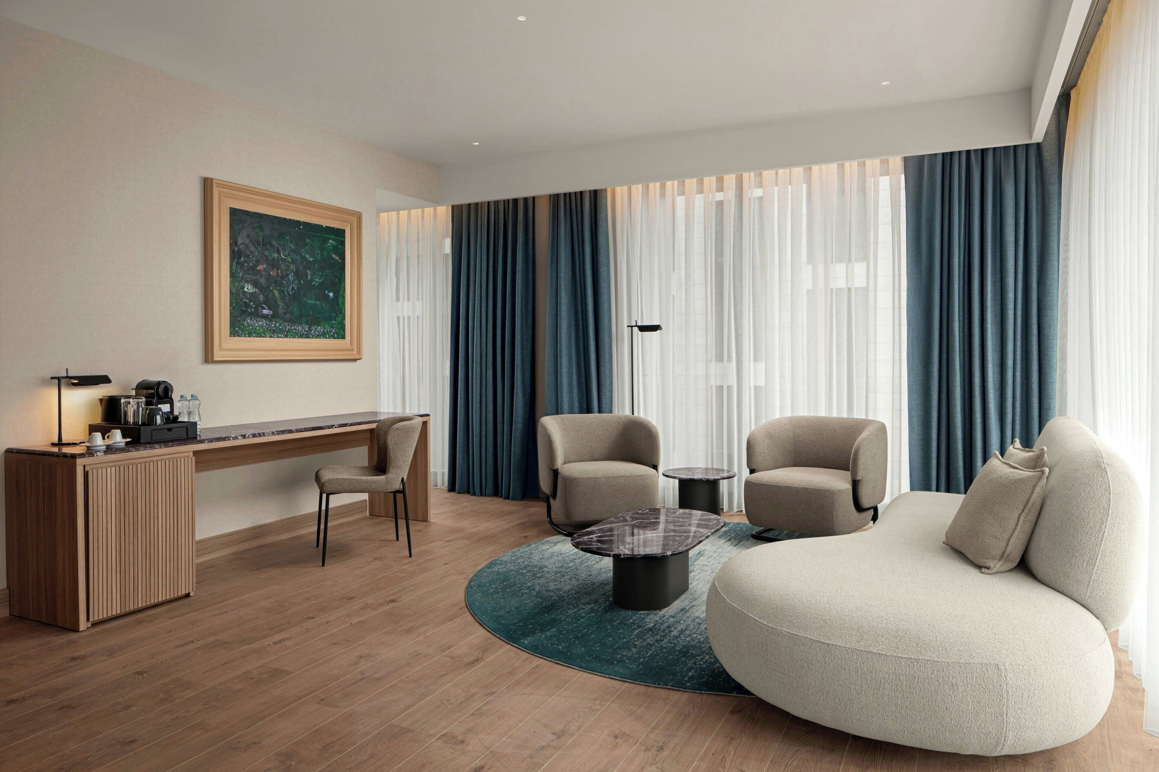 Executive Suite, 1 King Bed with Sofa bed, City View | Frette Italian sheets, premium bedding, minibar, in-room safe