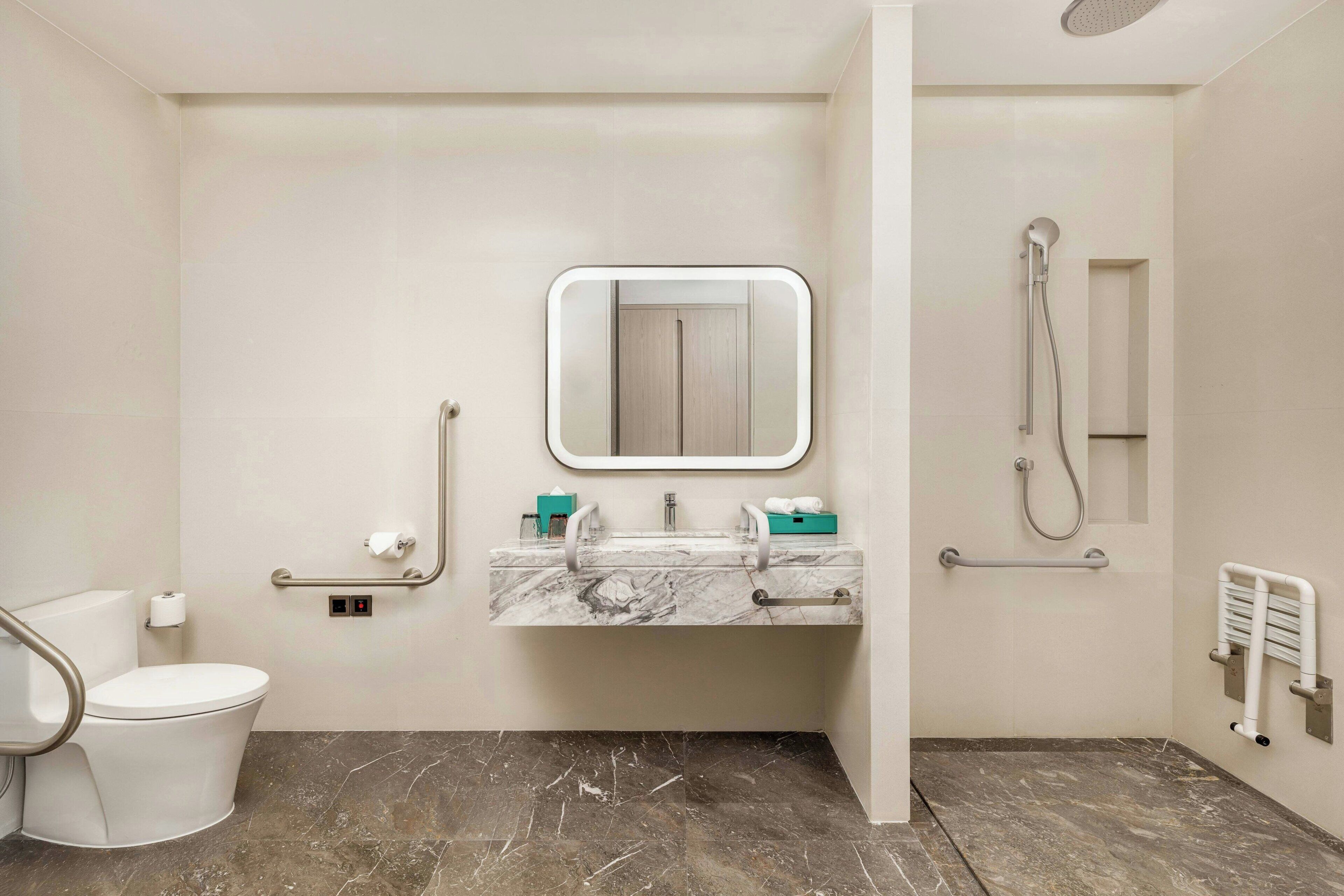 Un baño moderno con inodoro, lavamanos y ducha.