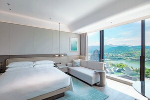 Habitación Deluxe, 1 cama de matrimonio grande | Edredones de plumas, minibar, caja fuerte