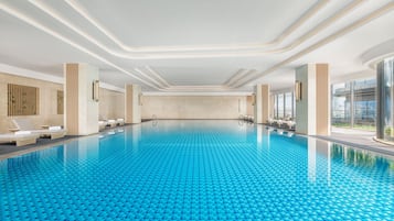 Indendørs pool, åben fra kl. 06.00 til kl. 22.30, liggestole