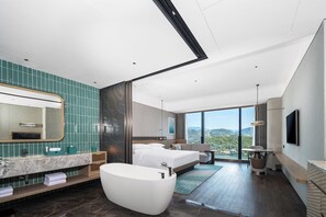 Deluxe Room, 1 King Bed | Down comforters, minibar, in-room safe, laptop workspace - Lishui Marriott Hotel (Lishui)