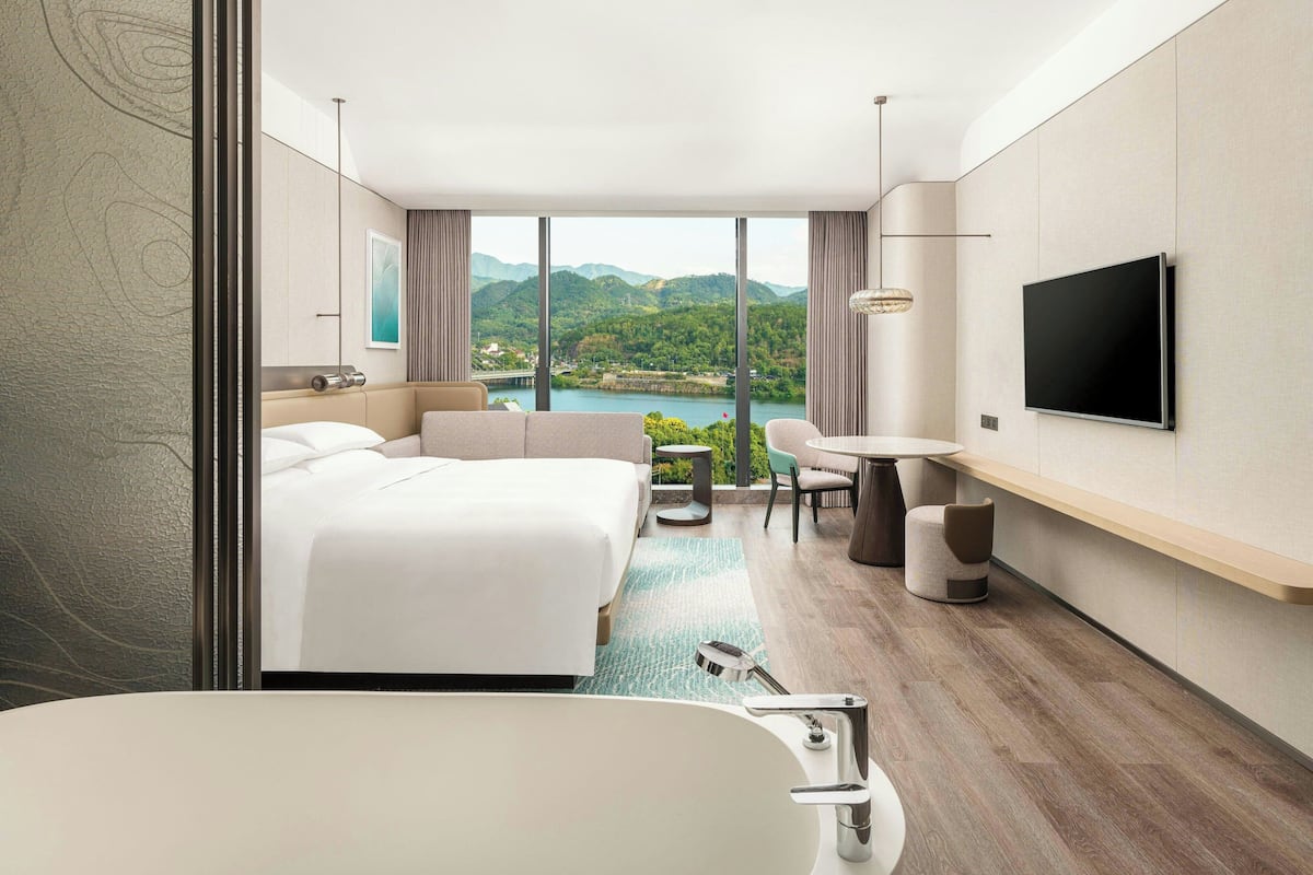 Deluxe Room, 1 King Bed | Down comforters, minibar, in-room safe, laptop workspace