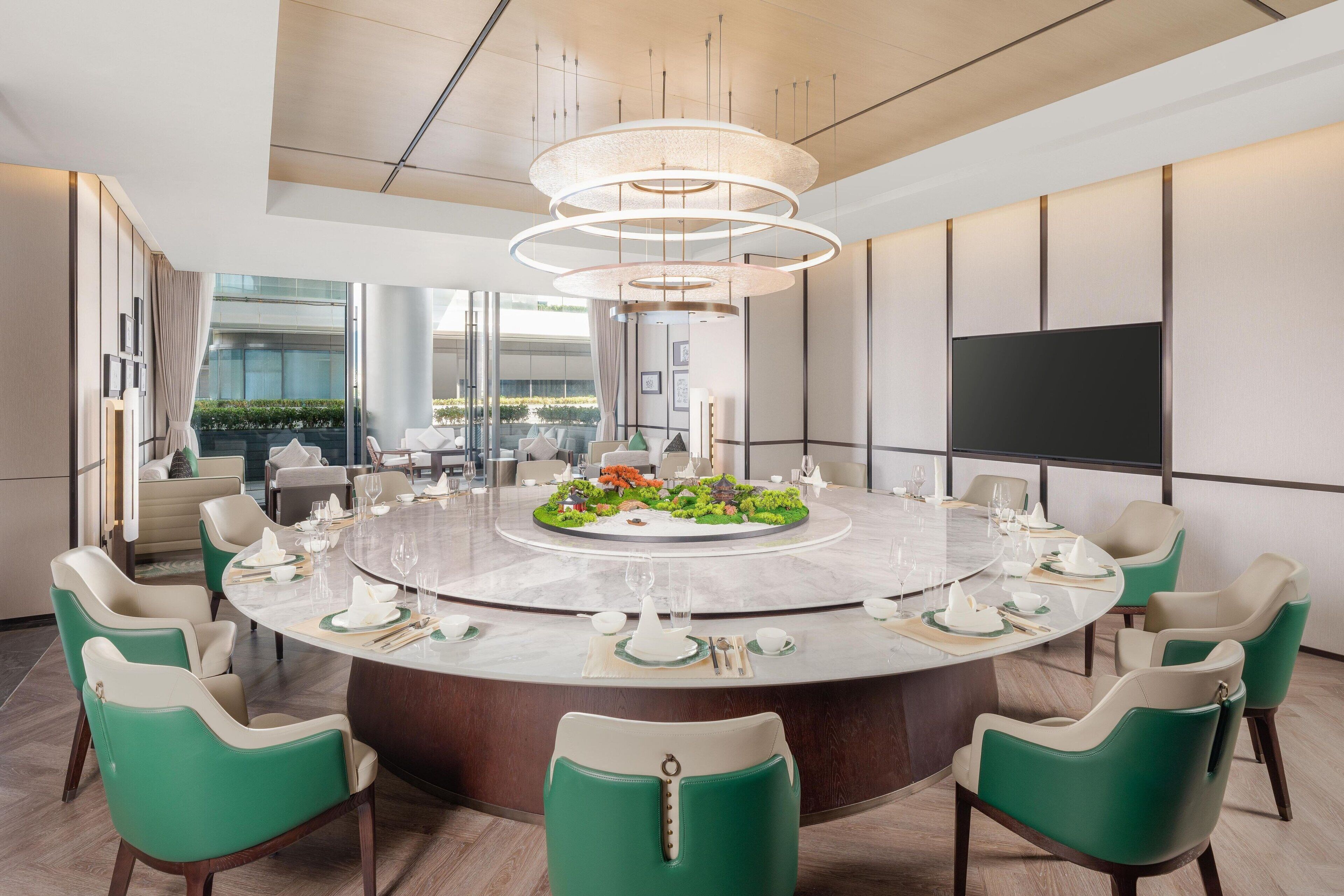 2 restaurants, breakfast, lunch, dinner served; Chinese cuisine 