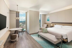 Cubrecamas, minibar y caja de seguridad en la habitación 