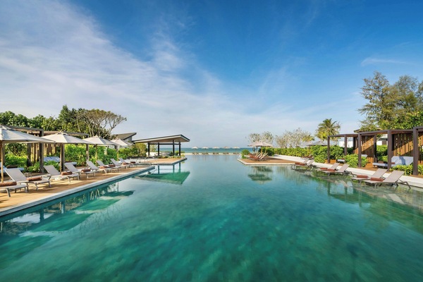 3 outdoor pools, free cabanas, sun loungers