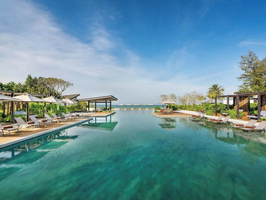 3 outdoor pools, free cabanas, sun loungers