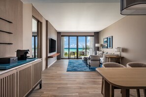 Suite, 1 habitación, vista al océano (Balcony) | Sala de estar | Smart TV de 65 pulgadas con canales digitales 