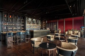 Bar (trong khuôn viên)