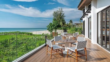 En la playa, playa de arena blanca, toallas de playa y surf