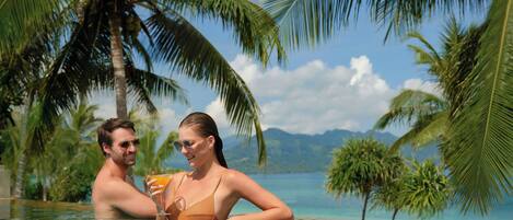 2 piscinas externas, guarda-sóis, espreguiçadeiras