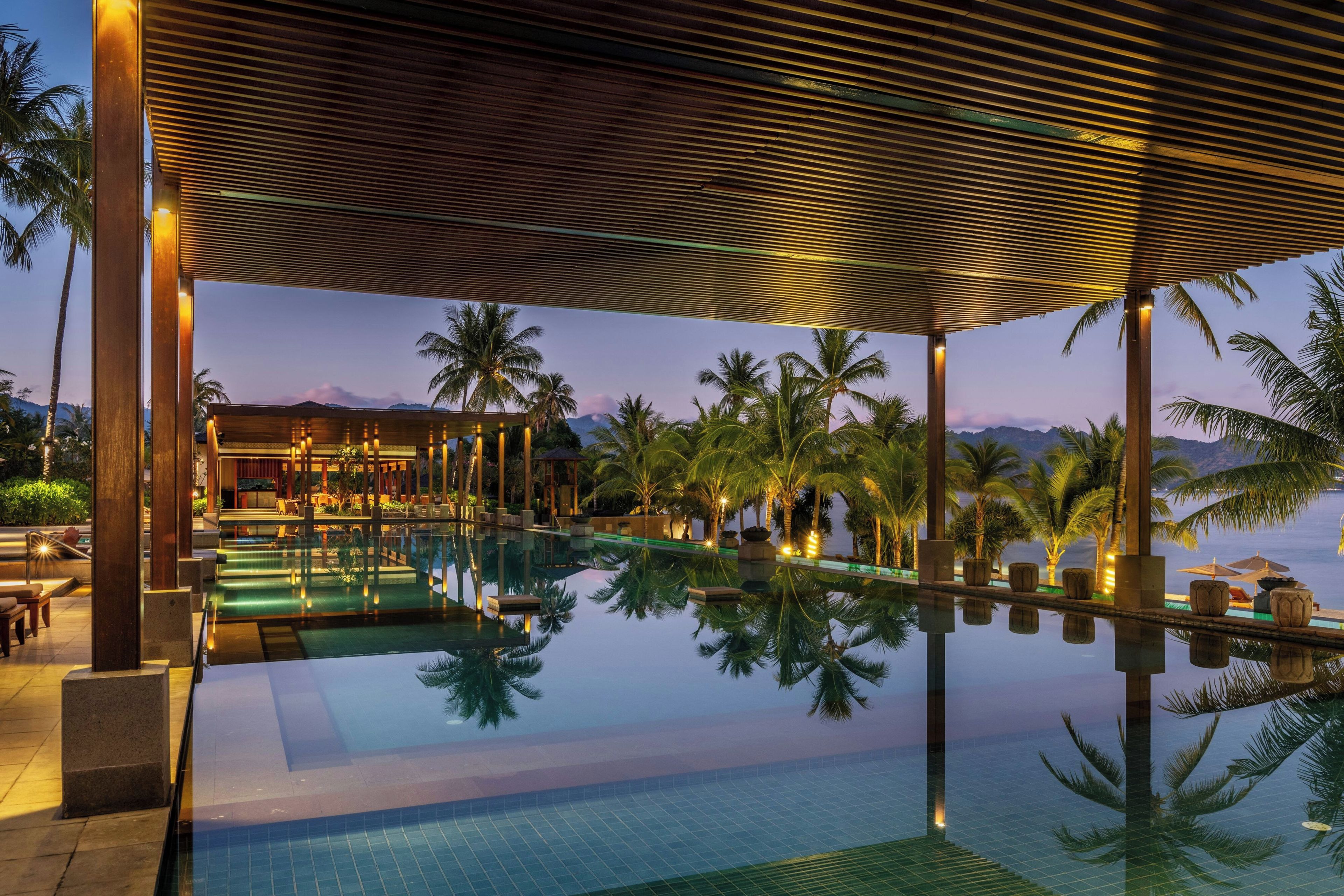 2 piscinas al aire libre, sombrillas, sillones reclinables de piscina