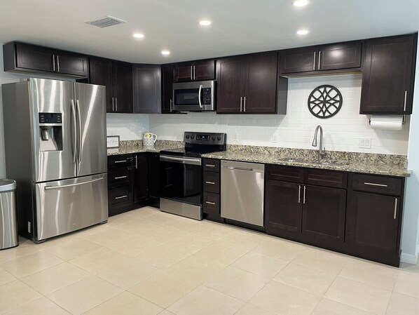 Mikrovågsugn, ugn, spishäll och diskmaskin