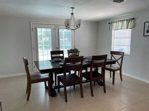 Dining - Cozy 3-bed home with Pool (New Port Richey)