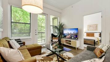 Smart-TV, bordtennis, bøker og kontorer