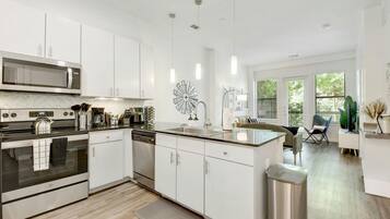 Frigorífico, microondas, horno y placa de cocina