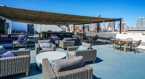 Outdoor dining - SoCo Austin  Stay - Walk to DT | Parking Pool Gym (Austin)