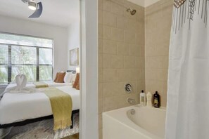 Shower, hair dryer, towels, soap - SoCo Austin  Stay - Walk to DT | Parking Pool Gym (Austin)
