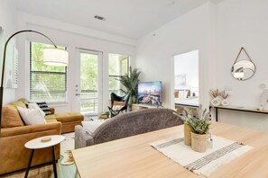 4 soverom, skrivebord, strykejern/-brett og reiseseng for barn