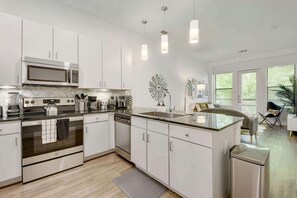 Fridge, microwave, oven, stovetop - SoCo Austin  Stay - Walk to DT | Parking Pool Gym (Austin)