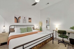 4 bedrooms, desk, iron/ironing board, travel cot - SoCo Austin  Stay - Walk to DT | Parking Pool Gym (Austin)