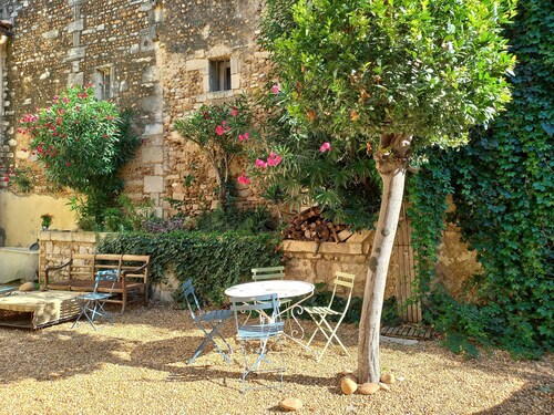 Charming room, swimming pool, sun and shade garden, 17 kms from Arles and Nîmes.