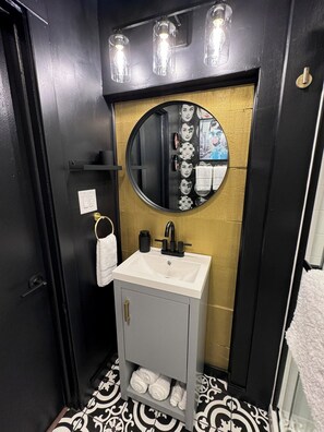 Dusj, hårføner, håndklær og såpe