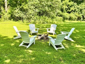 Property grounds - Welcome to The Kitschy Kottage (Rogersville)