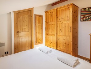 2 عدّة غرف نوم ومكواة/لوح كي وسرير سفر وواي فاي