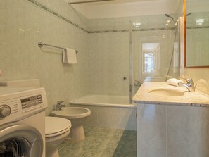 Dusch, hårtork och handdukar