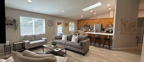 Smart TV, videojuegos, futbolito, mesa de ping pong