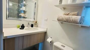 Dusche, HandtĂŒcher, Seife, Shampoo