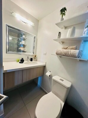 Shower, towels, soap, shampoo - Luxury 1BR Apartment in Astria

 (Tegucigalpa)