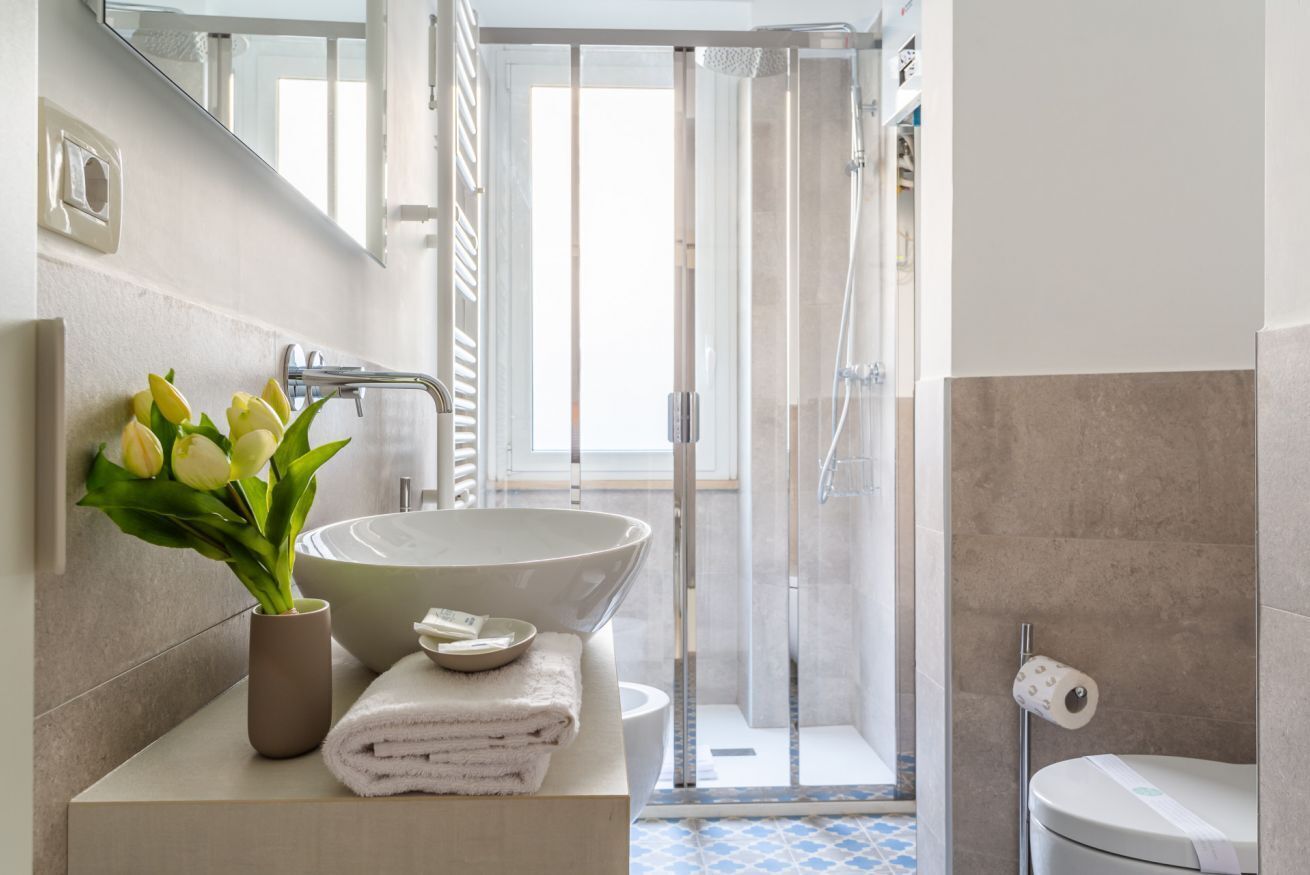 Douche, sèche-cheveux, bidet, serviettes fournies