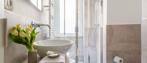Douche, sĂšche-cheveux, bidet, serviettes fournies