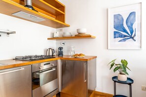 Een koelkast, een oven, een kookplaat, een broodrooster