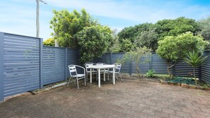 Outdoor dining - Opposite Bennetts Beach (Hawks Nest)