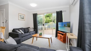 TV, DVD player - Opposite Bennetts Beach (Hawks Nest)