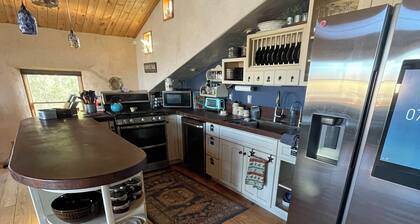 The Walden House; cozy strawbale 3-bedroom home with fitness room & Hot Tub.