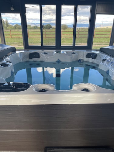 The Walden House; cozy strawbale 3-bedroom home with fitness room & Hot Tub.