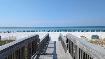 Una playa cerca, sillas reclinables de playa