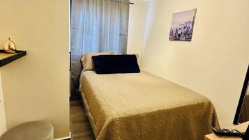 1 dormitorio, tabla de planchar con plancha, wifi y ropa de cama