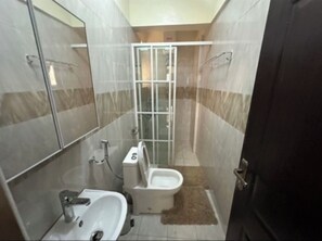 Dusche, Haartrockner, Bidet, Handtücher