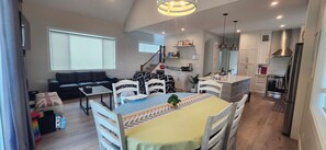 Smart TV, fireplace, books, stereo - Enjoy pool/ hot tub/ lakeside view/water trampolines/ for 8

 (Central Okanagan)