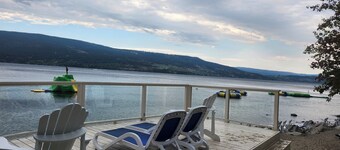 Enjoy pool/ hot tub/ lakeside view/water trampolines/ for 8

