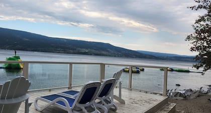 Enjoy pool/ hot tub/ lakeside view/water trampolines/ for 8