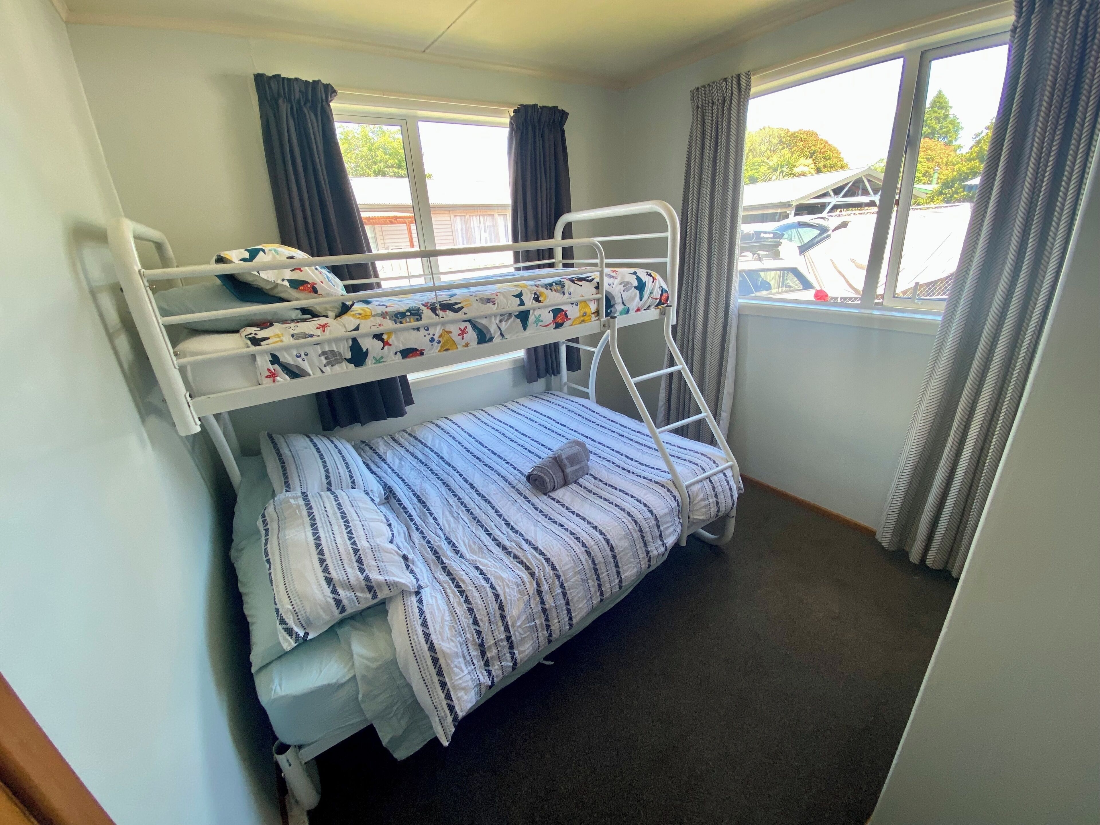 3 Schlafzimmer, Schreibtisch, Bügeleisen/Bügelbrett, Reisekinderbett