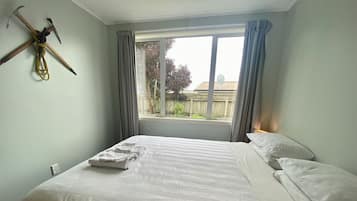 3 bedrooms, desk, iron/ironing board, travel crib