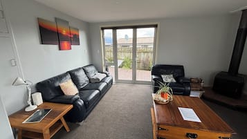 Chimenea, libros y estéreo